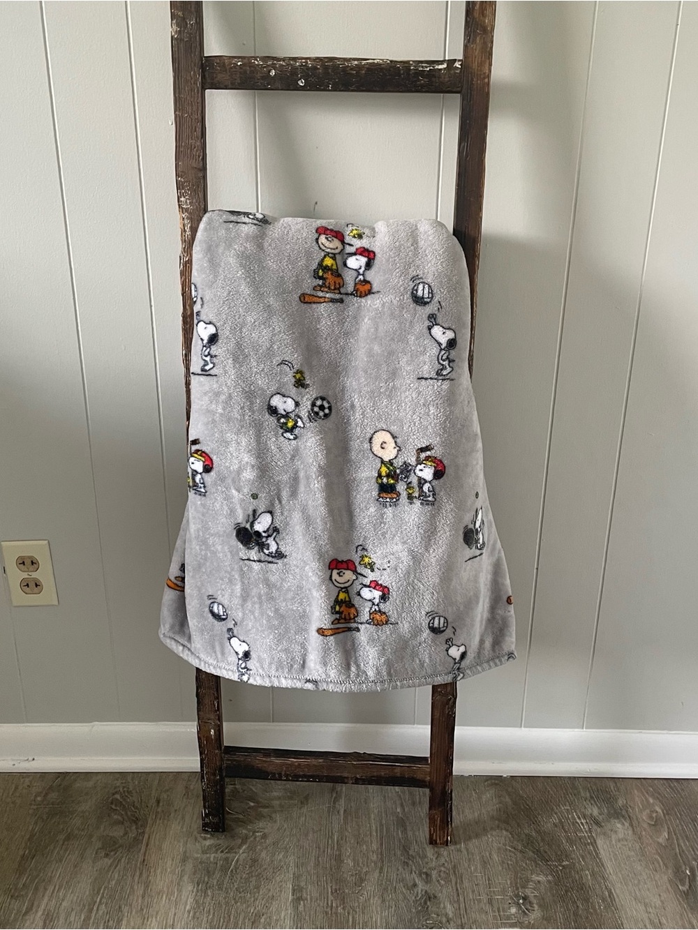 Peanuts Snoopy & Charlie Brown Fleece Blanket Gray Hockey Soccer Baseball